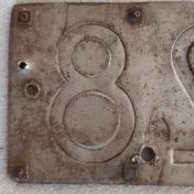 Kenteken: A 34528; Detailfoto achterkant kentekenplaat, collectie M.L. Kruijthof