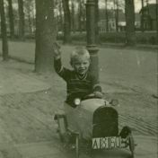 Kenteken: A 18160; Jacob Bakker junior in 1932, foto: <a href='http://www.oudterapel.nl' target='_blank'>Website Oud Ter Apel</a>
