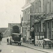 Kenteken: A 3747; Delfzijl, Marktstraat ca. 1930. foto: <a href='https://nl-nl.facebook.com/Vesting-Delfzijl-306159406162844/' target='_blank'>facebookpagina Vesting Delfzijl</a>