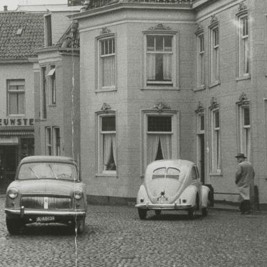 Kenteken: A 48151; Ford Consul, Winschoten, 30-07-1954, foto: archief Kantongerecht  Winschoten, uitsnede 154-8_62.jpg