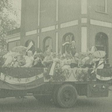 Kenteken: A 13804; Feest t.g.v. 25-jarig ambtsjubileum burgemeester L. Wiersum, Eenrum, 17-05-1934 (2437-174)