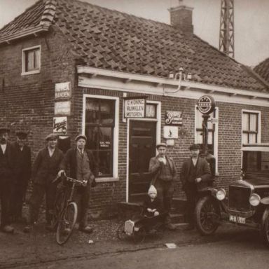 Kenteken: A 10705; Ford T bij de woning van C. Koning, Baflo, ca. 1925, foto: K. Koning