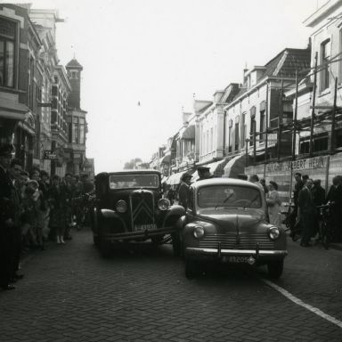 Kenteken: A 49205; Renault, Kerkstraat Veendam, 14-05-1952, foto: collectie Veenkoloniaal Museum (vm 7.3 Po On 9)