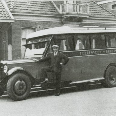 Kenteken: A 13911; Renault, chauffeur Th. Wielinga, foto: J. Harmsen