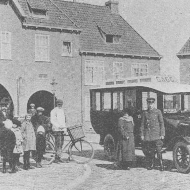 Kenteken: A 8112; Groningen, Cortinghpoort, de eerste autobusdienst van de GADO. D. van der Ploeg voor zijn bus 1-4-1924 (1785-24584)