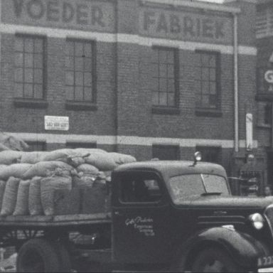 Kenteken: A 3321; Chevrolet, foto: still uit de film "Winschoten, Koopstad van het Oldambt en Westerwolde", 1937-1939 coll. GrA (2209-20766)