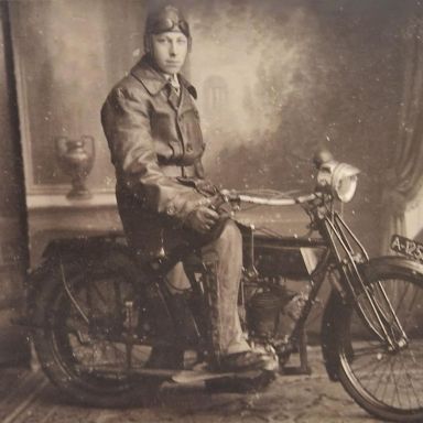 Kenteken: A 12586; Jan Albertus Fun op zijn motorfiets, foto: J. A. Fun