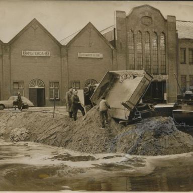 Kenteken: A 38246; Groningen, aanleg tijdelijke verkeersdam tijdens de vervanging van de Eendrachtsbrug, 14-04-1954, foto: archief Dagblad van het Noorden (AW 2024-242_624-2-1); Fotograaf: Folkers, E.