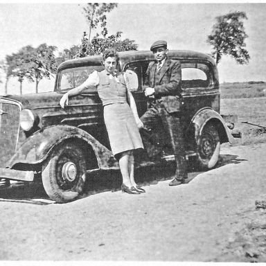 Kenteken: A 1749; Chevrolet,  Bedum, paardenhandelaar Dirk Rutgers met zijn moeder. 8-5-1950, foto: Historische Vereniging gemeente Bedum, 330825.jpg