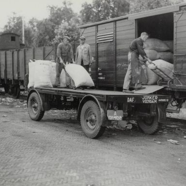 Kenteken: A 31408; Veendam, inladen Varinex-Zakken in wagon, 01-07-1947, foto: collectie Spoorwegmuseum (4585)