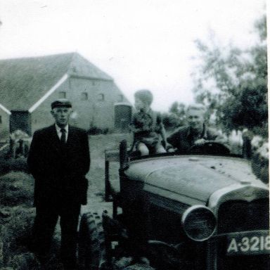Kenteken: A 32180; Ford achter de boerderij De Bult H50, ca. 1945, foto: J.H. Bleeker