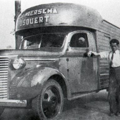 Kenteken: A 26109; Jakob Jan Wiersema bij de Chevrolet, foto: archief W. Mollema