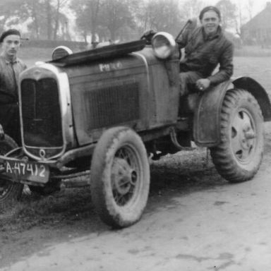 Kenteken: A 47412; Enne de Jonge en Kor van Kammen bij de, door Wessel Schuitema tot tractor omgebouwde A-Ford, Dorkwerd ca. 1950, foto: P. Wildeboer-Oomkes