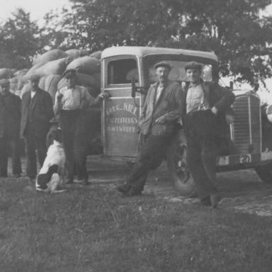 Kenteken: A 17926; Stewart truck met onbekende mensen en hond, ca. 1938 (2437-5535)