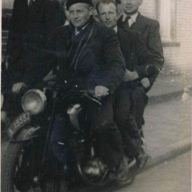 Kenteken: A 15552; Jan Heijs op zijn DKW, achterop zijn broer Wiebe, de derde persoon op de motor is onbekend, foto: A.J. Heijs