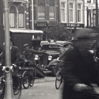 Kenteken: A 12861; Dodge, foto: still uit "Verkeersfilm", C. van der Mei, 1934, coll. GrA (2209-0176)