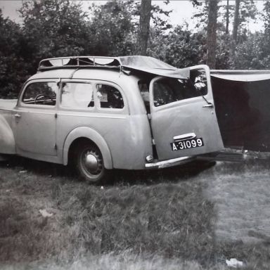 Kenteken: A 31099; Skoda 1102, Zuidlaren, juli 1951, foto: M.K. Koops-Bulk
