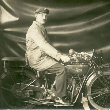 Kenteken: A 2873; Klaas Woldring op zijn Indian Scout, 1923. Foto: L. Ocken