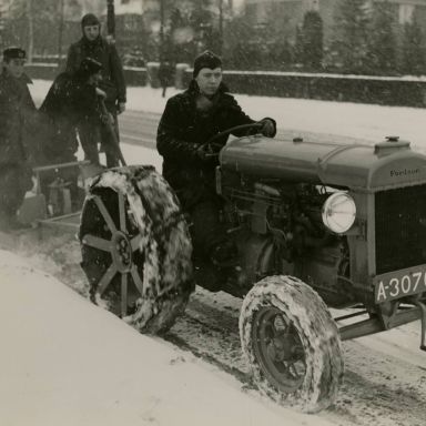 Kenteken: A 30764; J. Larkens op de Fordson, Verl. Hereweg, februari 1940, foto: archief Gemeentereiniging (1475)