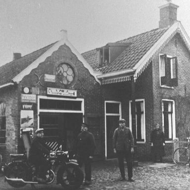 Kenteken: A 17496; Smederij Smid aan de Hoofdweg in Wedde, foto: Collectie Oud Bellingwedde