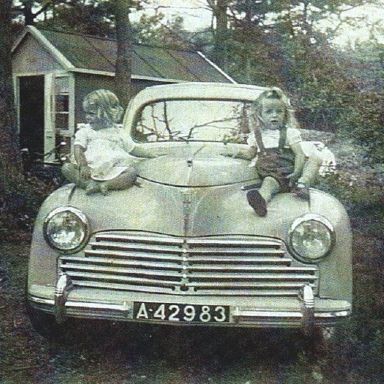 Kenteken: A 42983; Op de Peugeot 203 zitten twee kleinkinderen van Klaas Folgerts, foto: J. Kampen
