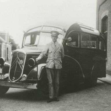Kenteken: A 27603; Citroën, Stationsweg, Hoogezand-Sappemeer 20-8-1940. Foto: J. Harmsen