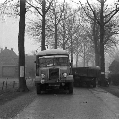 Kenteken: A 38010;  Crossley, verkeersongeval op de Steendijk tussen Assen en Amelte, 12-02-1949, foto: L. Huizinga
