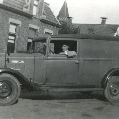 Kenteken: A 17322; Renault en Jan Beihuizen, foto: G.J. Bosma