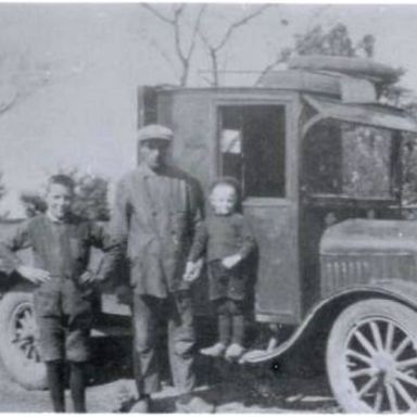 Kenteken: A 17533; Ford, G.A. Staal met zijn oomzeggers Bertus links en Gerhard Staal rechts, foto: <a href='https://www.facebook.com/groups/zuidhorninbeeld/' target='_blank'>facebookpagina Zuidhorn in Beeld</a>
