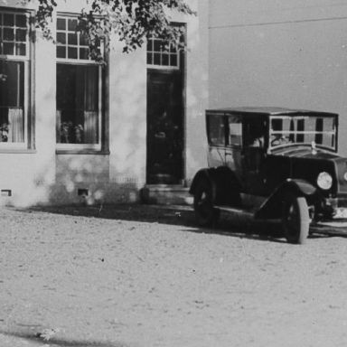Kenteken: A 3325; Renault, Paterswolde, hotel "Twee Provinciën", foto: uitsnede 1785-19696.jpg; Fotograaf: P.B. Kramer