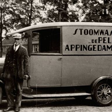 Kenteken: A 17202; Man, waarschijnlijk Eisso Bosscher, poseert naast bedrijfsauto van Stoomwasscherij "de Pelikaan" 818-19982.jpg