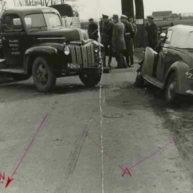 Kenteken: A 28174; Winschoten, ongeluk Ford vrachtwagen, 22-04-1951, foto uit archief Kantongerecht Winschoten (154-8_78)