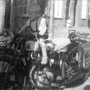 Kenteken: A 47700; Zoon  Michiel Doesburg op de FN Sahara, Borgwal ca. 1949 foto: J. Doesburg