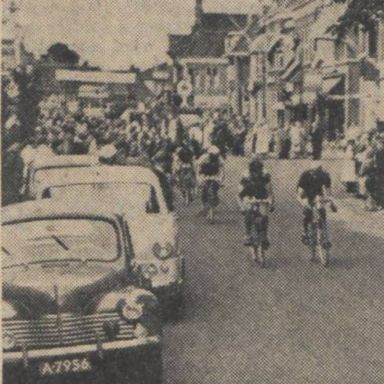 Kenteken: A 7956; Renault 4,  Nieuwsblad van het Noorden, 08-07-1954