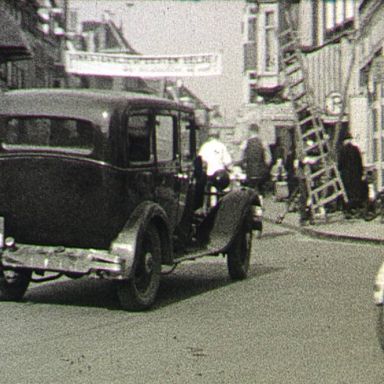 Kenteken: A 1259; Morris Cowley, hoek Zuiderdiep-Steentilstraat, 1939, foto: Still uit GAVA-film AV4371