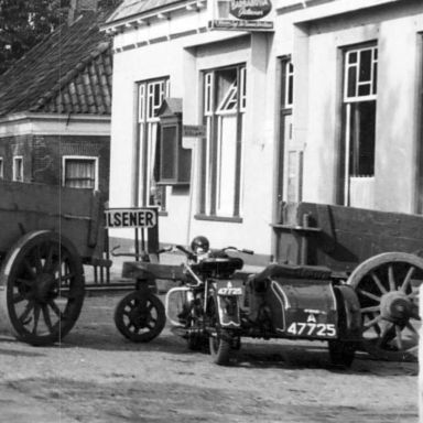 Kenteken: A 47725; Motor met zijspan, Kolham, 06-10-1952, foto: uitsnede Historische Fotocollectie Archief Midden-Groningen (HFC12155)