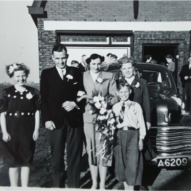 Kenteken: A 6209; Chevrolet, Huwelijk van fam. Eilko Bronsema, 1953, foto: A. Groeninga