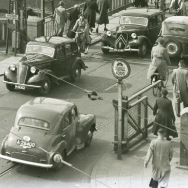 Kenteken: A 29400; Vauxhall op de Herebrug, 1950, foto: uitsnede 2248-775.jpg; Fotograaf: Fotobedrijf Piet Boonstra