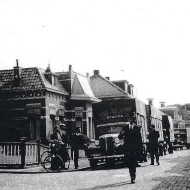 Kenteken: A 16680; Hoofdstraat Uithuizen, 29-08-1939 foto: E. Mos 
