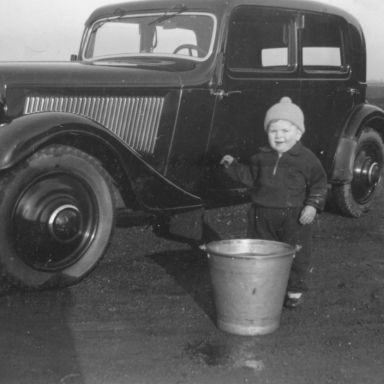 Kenteken: A 7129; Kleinzoon "wast" de Adler leenauto van opa Jager, 1938, foto: H. van Kappen