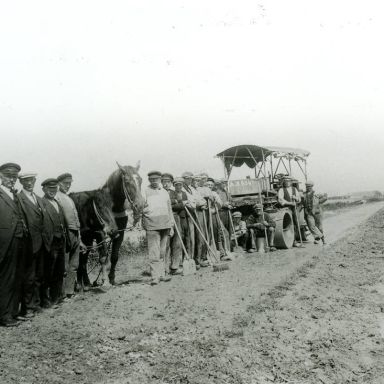 Kenteken: A 8934; Wegaanleg Pieterburen, foto: archief W. Mollema