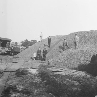 Kenteken: A 19655; Groningen, Oosterweg 118, kolenhandel Beekman ca.. 1933 (2248_019928); Fotograaf: Fotobedrijf Piet Boonstra