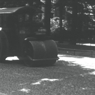 Kenteken: A 18786; Wals, asfaltering Ubbo-Emmiussingel, 1937, foto: Still uit GAVA-film AV0846