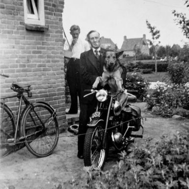 Kenteken: A 44508; Emmen, Looweg 15, Frits Geerlinks naast en de hond Benno voorop de motor, foto: Facebookpagina Oud Zuidoost Drenthe in Beeld