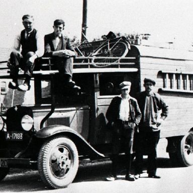 Kenteken: A 17183; Bovenop de Chevrolet Bouke Copinga en Onne Snip, ernaast staan Roelf de Boer en S. v.d. Velde, Opende, 1937, foto: archief W. Mollema
