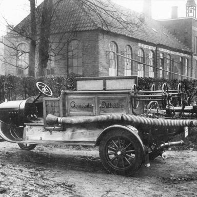 Kenteken: A 9502; Ford brandweerauto, gemaakt voor de Gemeente Dubbeldam, Heiligerlee, december 1924. (818-6825)