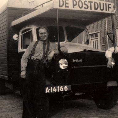 Kenteken: A 14166; Bedford, links Karel (Bob) Brockschmidt en rechts Hans Sieverardus de Haan, foto: F. Bos