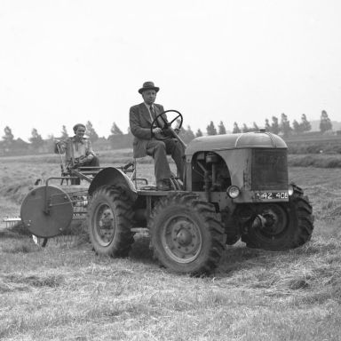 Kenteken: A 42406; Stephanus Jacobus Hulst op zijn tractor, ca. 1953 (2248-3981); Fotograaf: Fotobedrijf Piet Boonstra