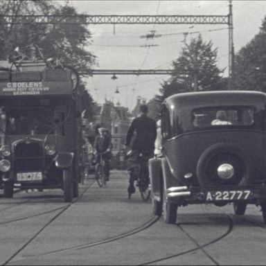 Kenteken: A 22777; foto: still uit "Verkeersfilm", C. van der Mei, 1934, coll. GrA (2209-0176)