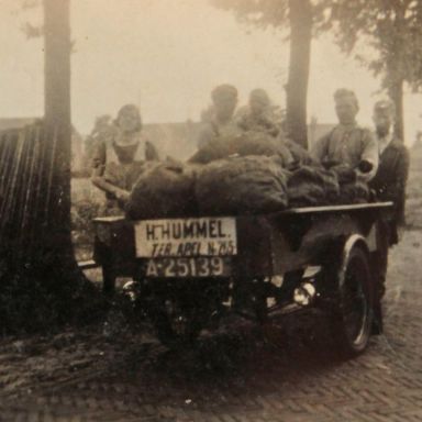 Kenteken: A 25139; Motorbakfiets, Ter Apel, Westerstraat, foto: <a href='https://www.facebook.com/photo/?fbid=1314841043265431&set=g.1521166041522806' target='_blank'>facebook K Hummel</a>